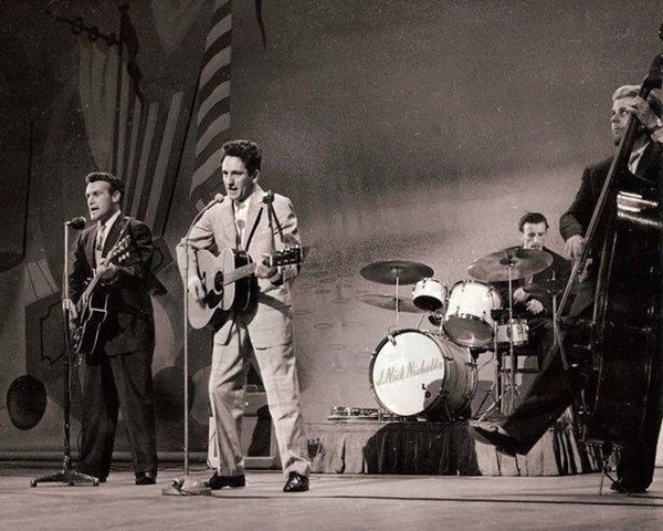 Lonnie Donegan on stage with Jimmie Currie; together they wrote I'll Never Fall In Love Again, based on the folk song Wanderin'